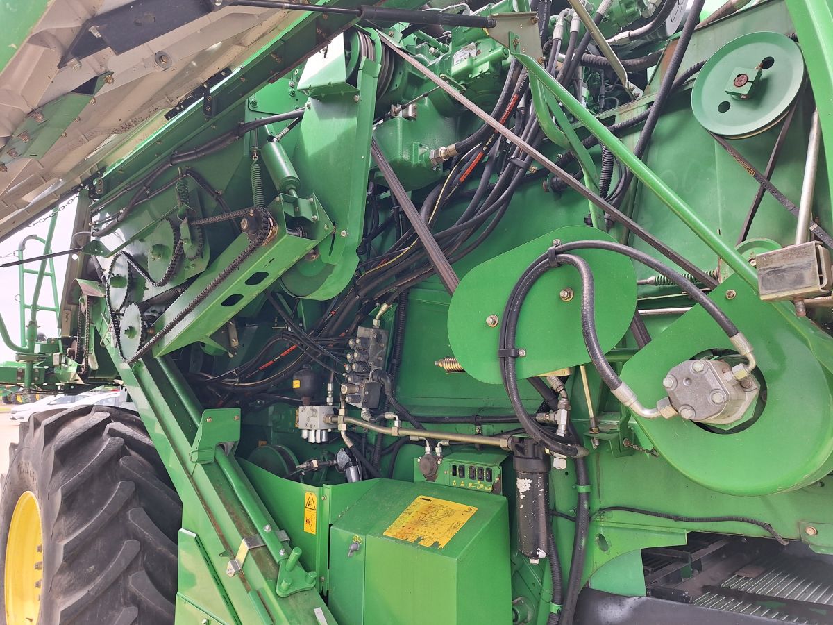 John Deere W650 + Header paioase