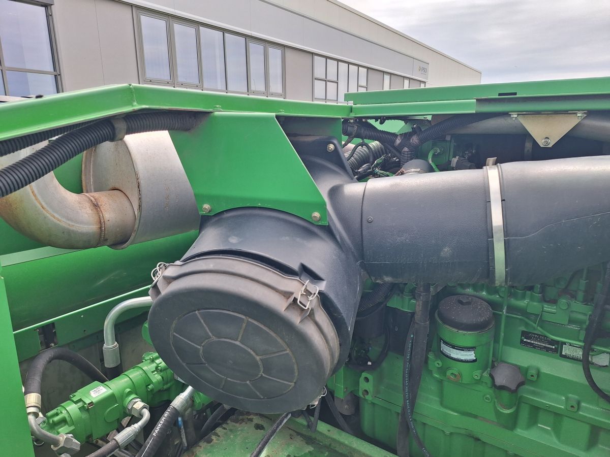 John Deere W650 + Header paioase