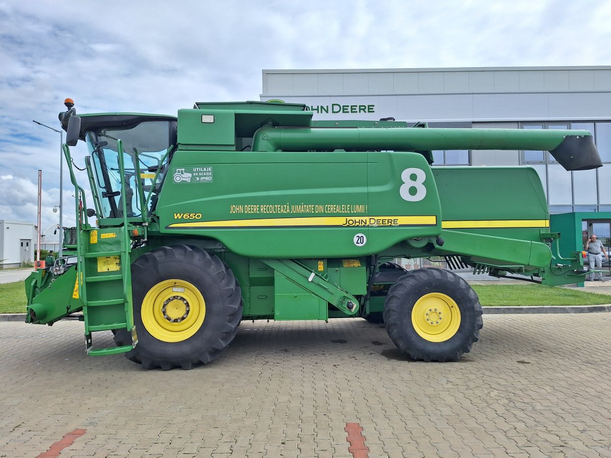 John Deere W650 + Header paioase