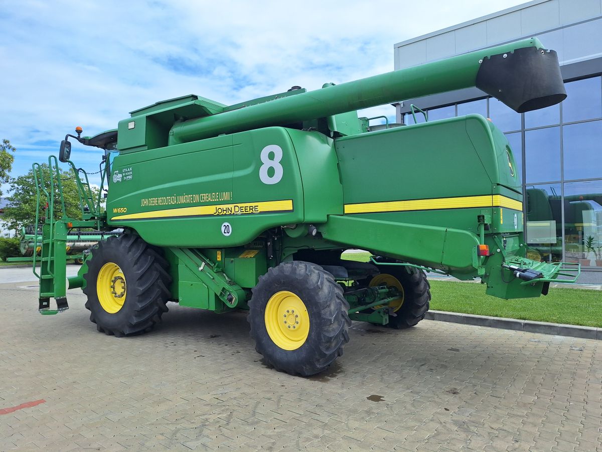 John Deere W650 + Header paioase