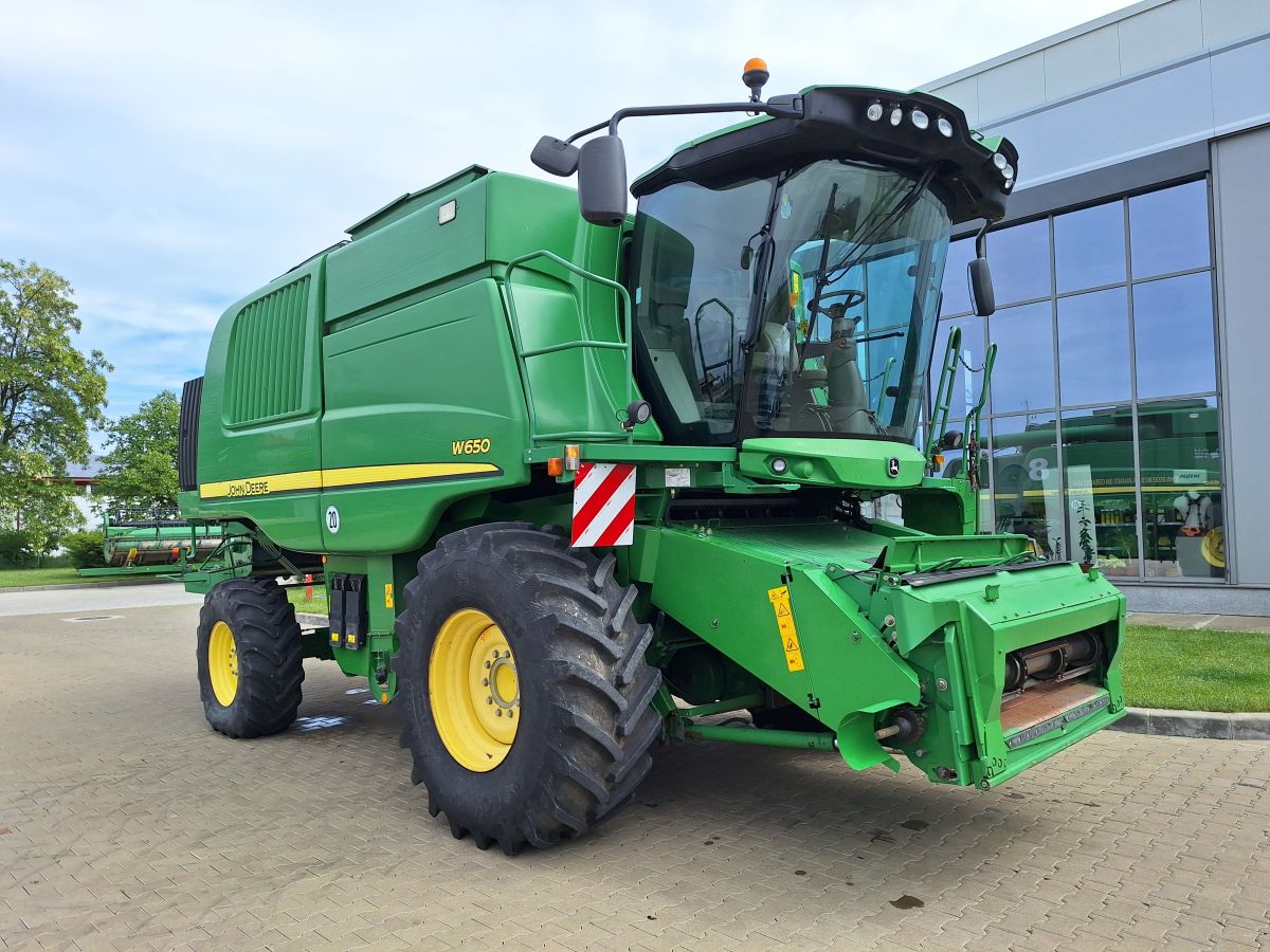 John Deere W650 + Header paioase