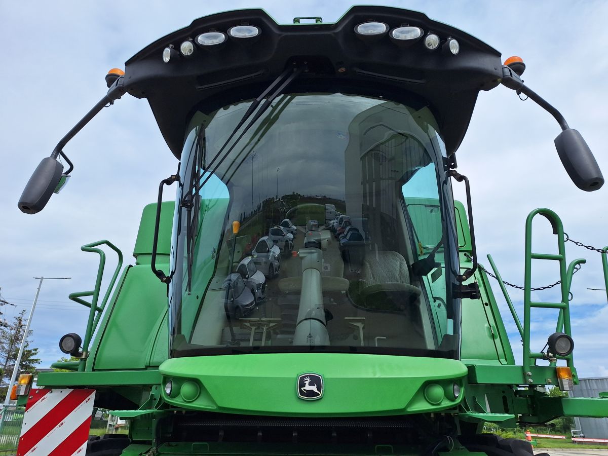 John Deere W650 + Header paioase