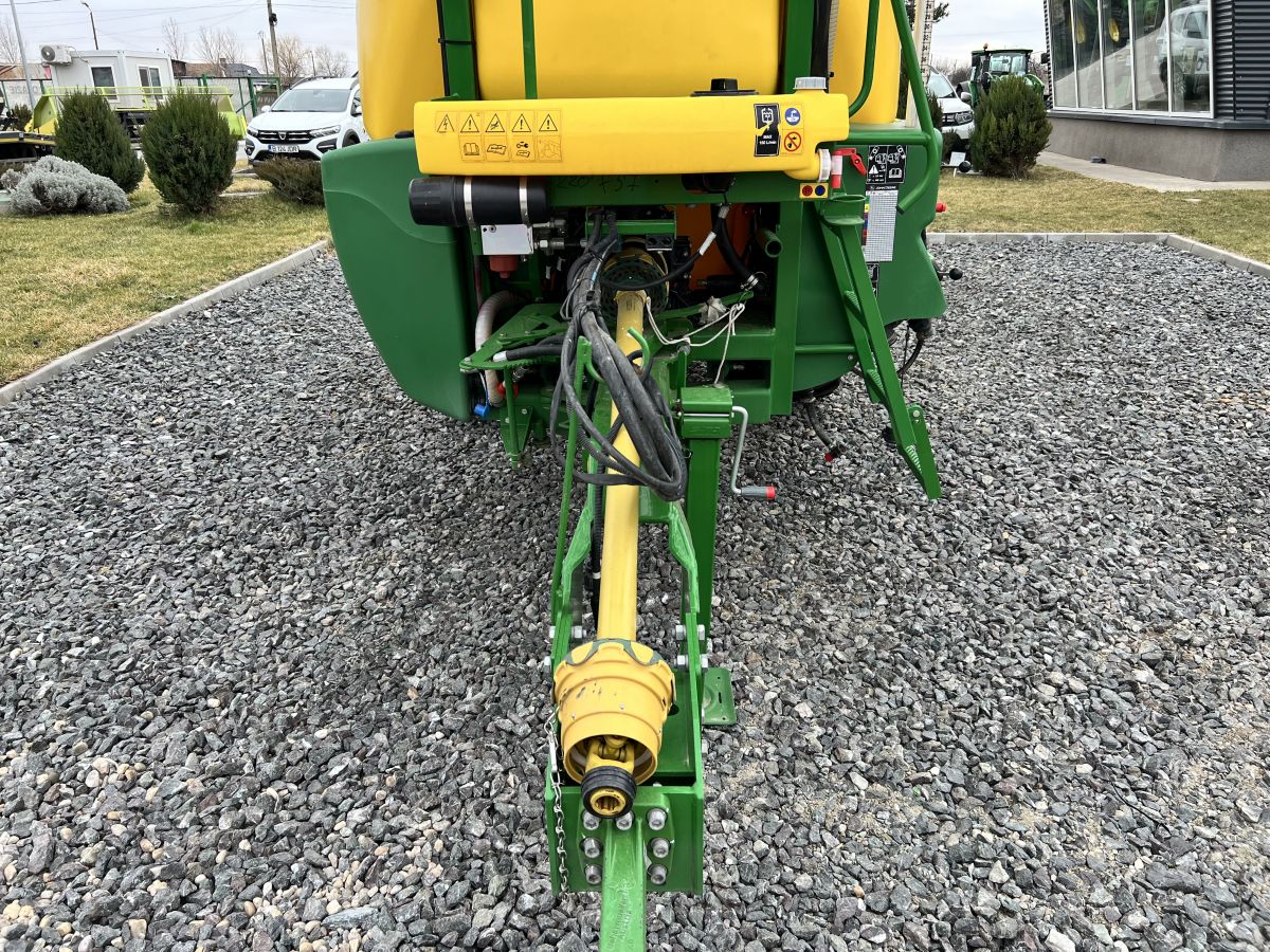 Sprayer tractat John Deere M740