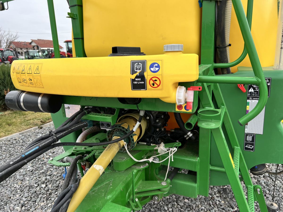 Sprayer tractat John Deere M740