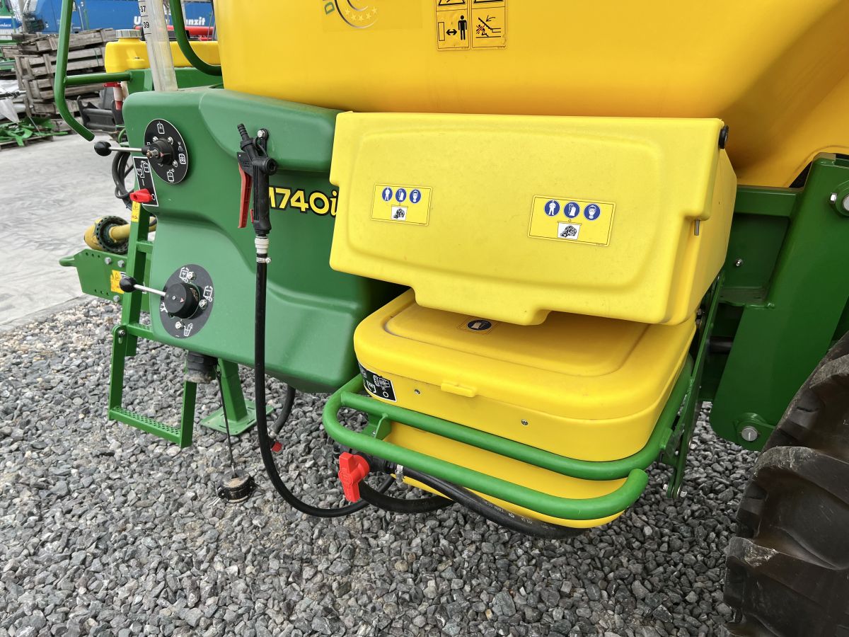 Sprayer tractat John Deere M740