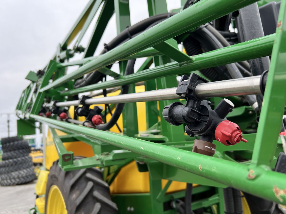 Sprayer tractat John Deere M740