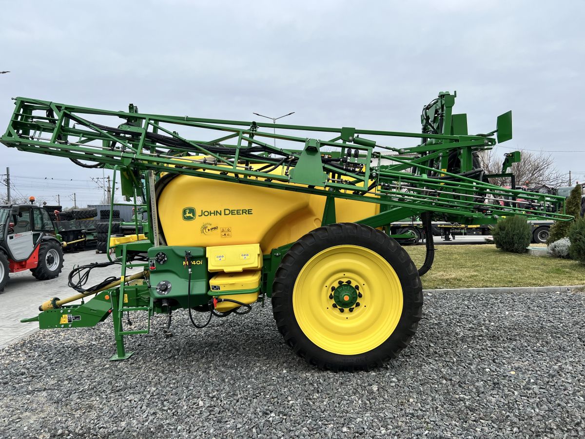 Sprayer tractat John Deere M740