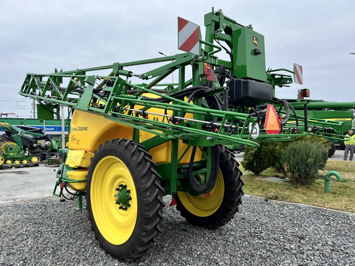 Sprayer tractat John Deere M740