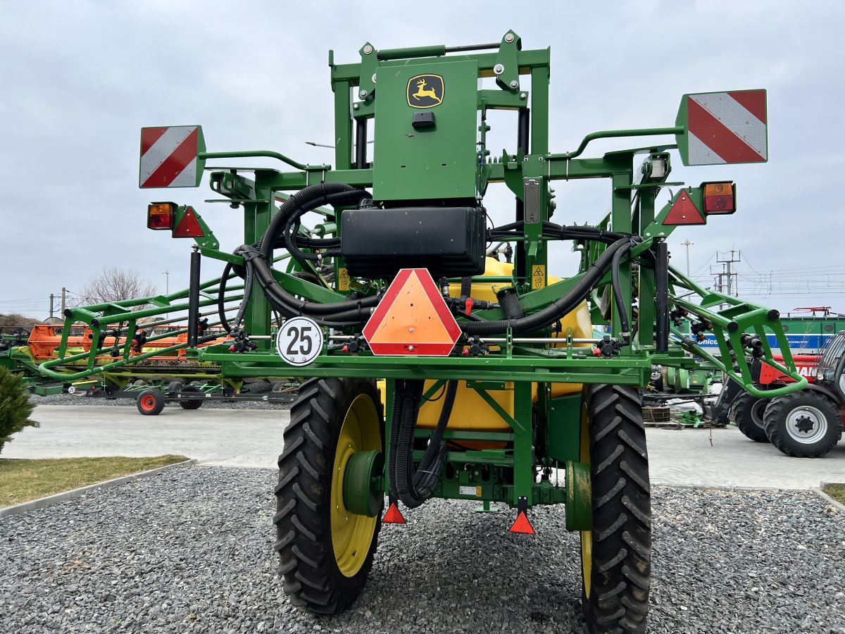 Sprayer tractat John Deere M740