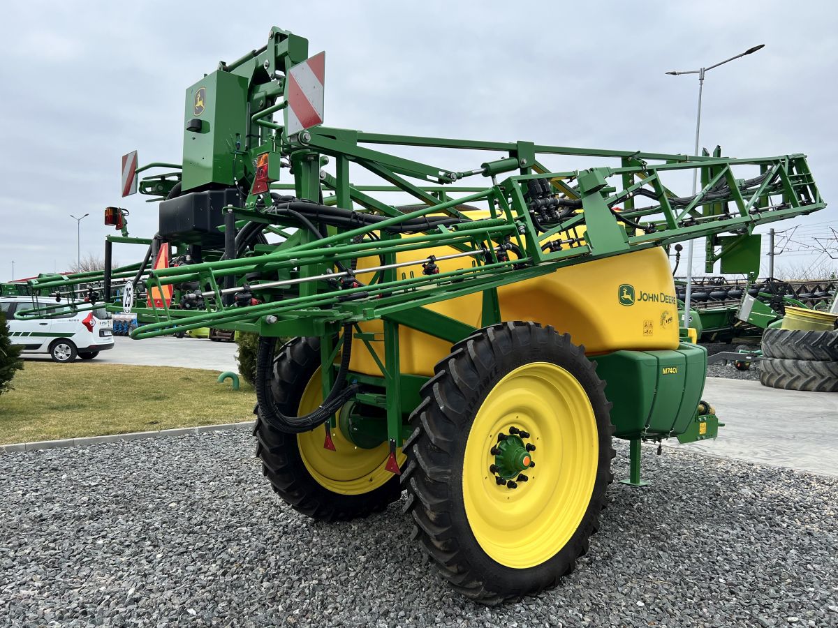 Sprayer tractat John Deere M740