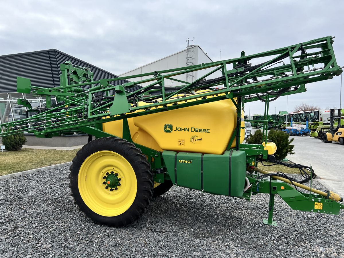 Sprayer tractat John Deere M740