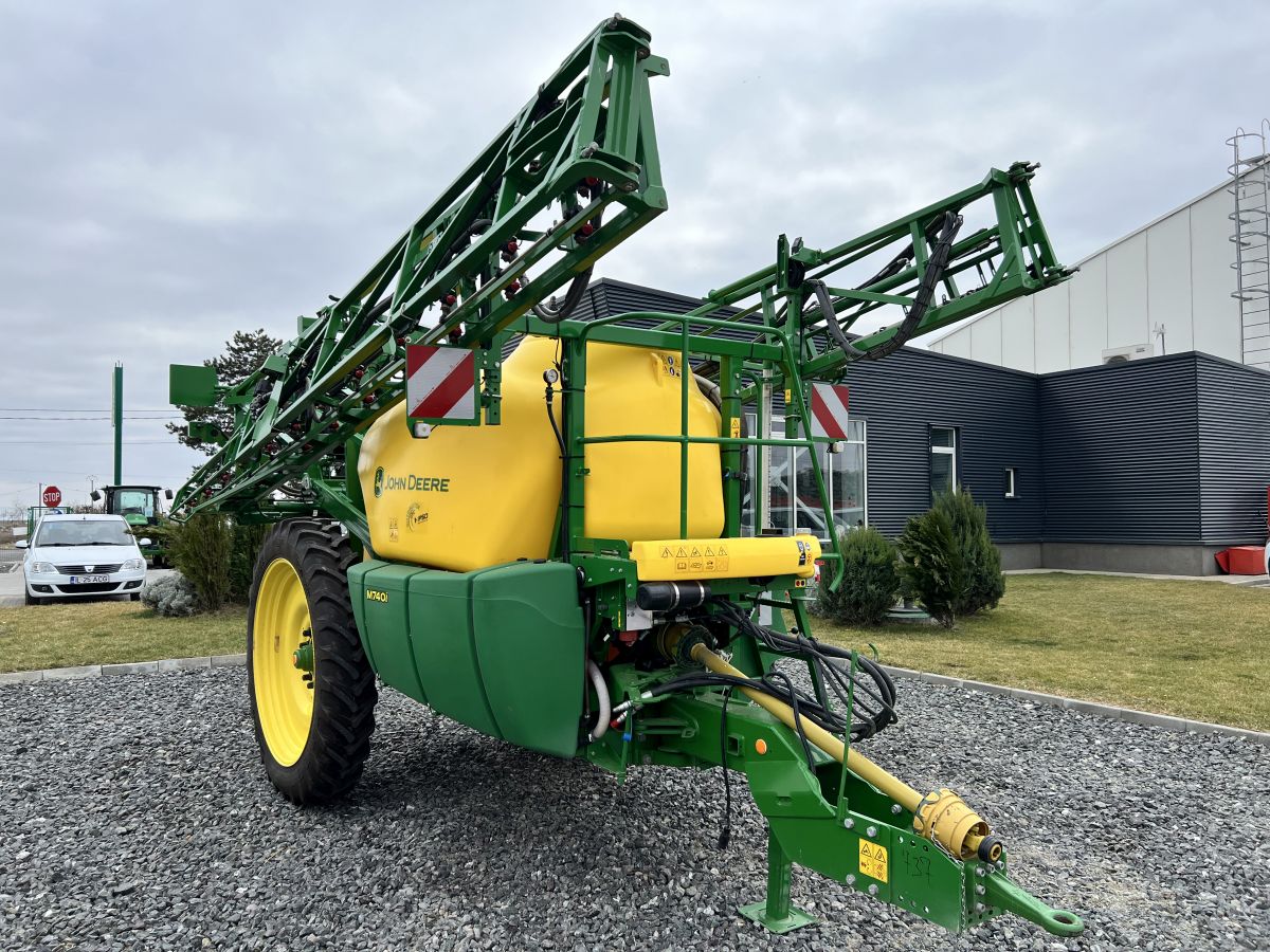 Sprayer tractat John Deere M740