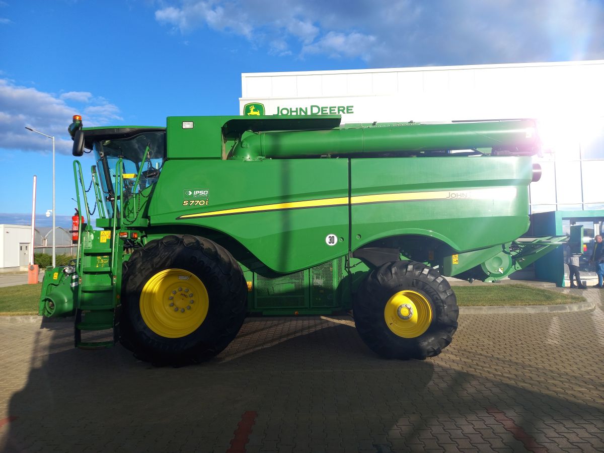 John Deere S770i + Header paioase