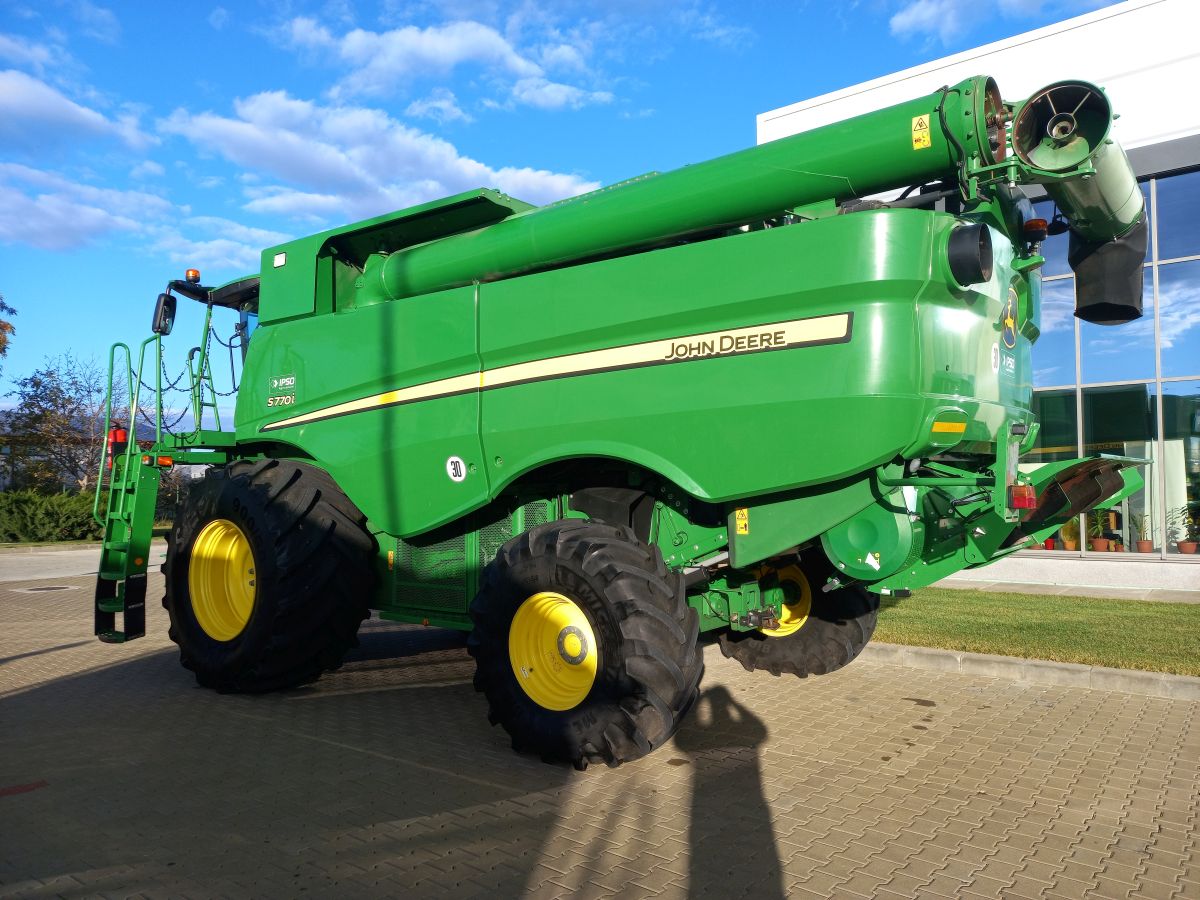 John Deere S770i + Header paioase