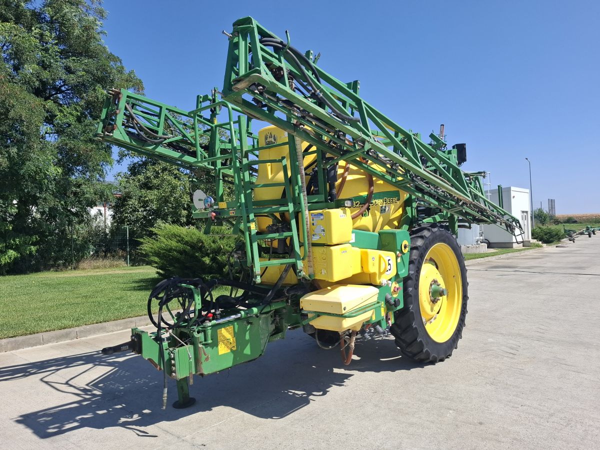 Sprayer tractat John Deere 832