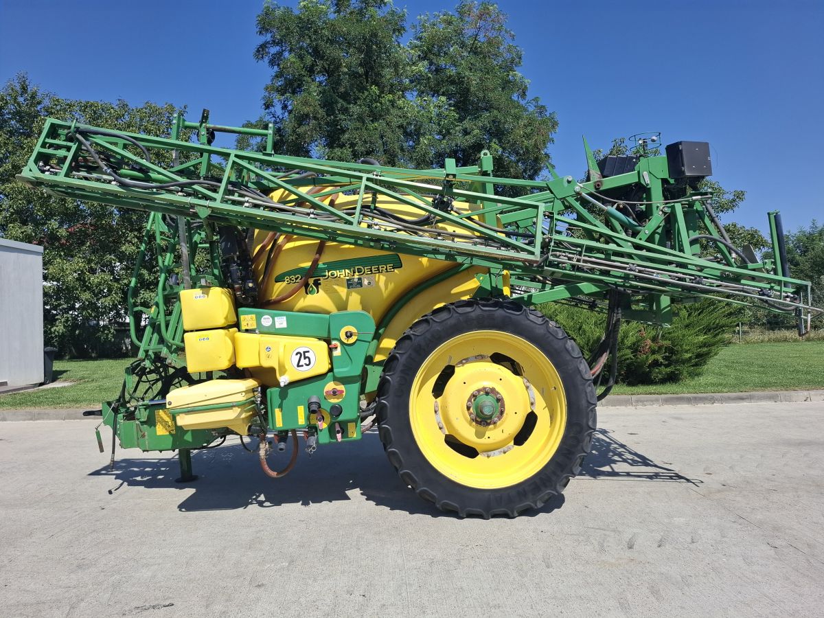 Sprayer tractat John Deere 832