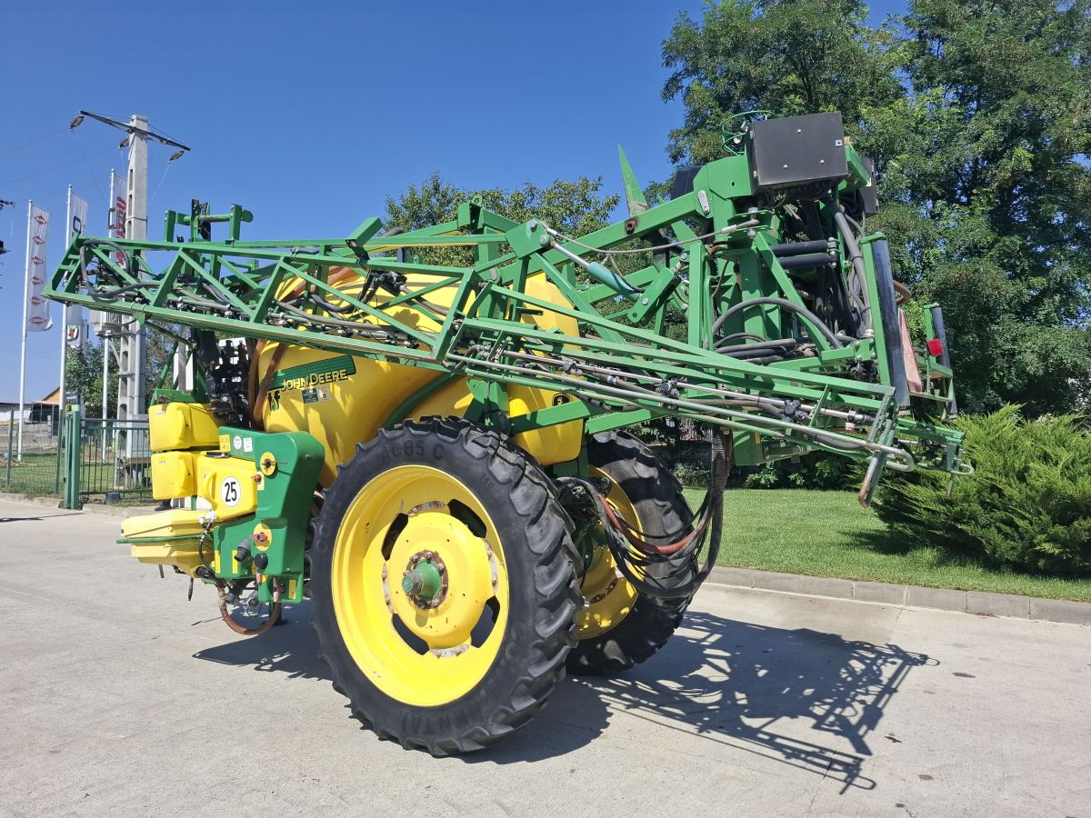 Sprayer tractat John Deere 832