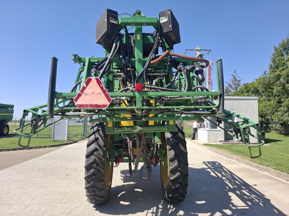 Sprayer tractat John Deere 832