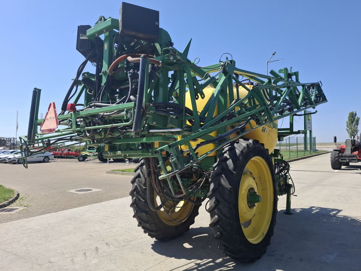 Sprayer tractat John Deere 832