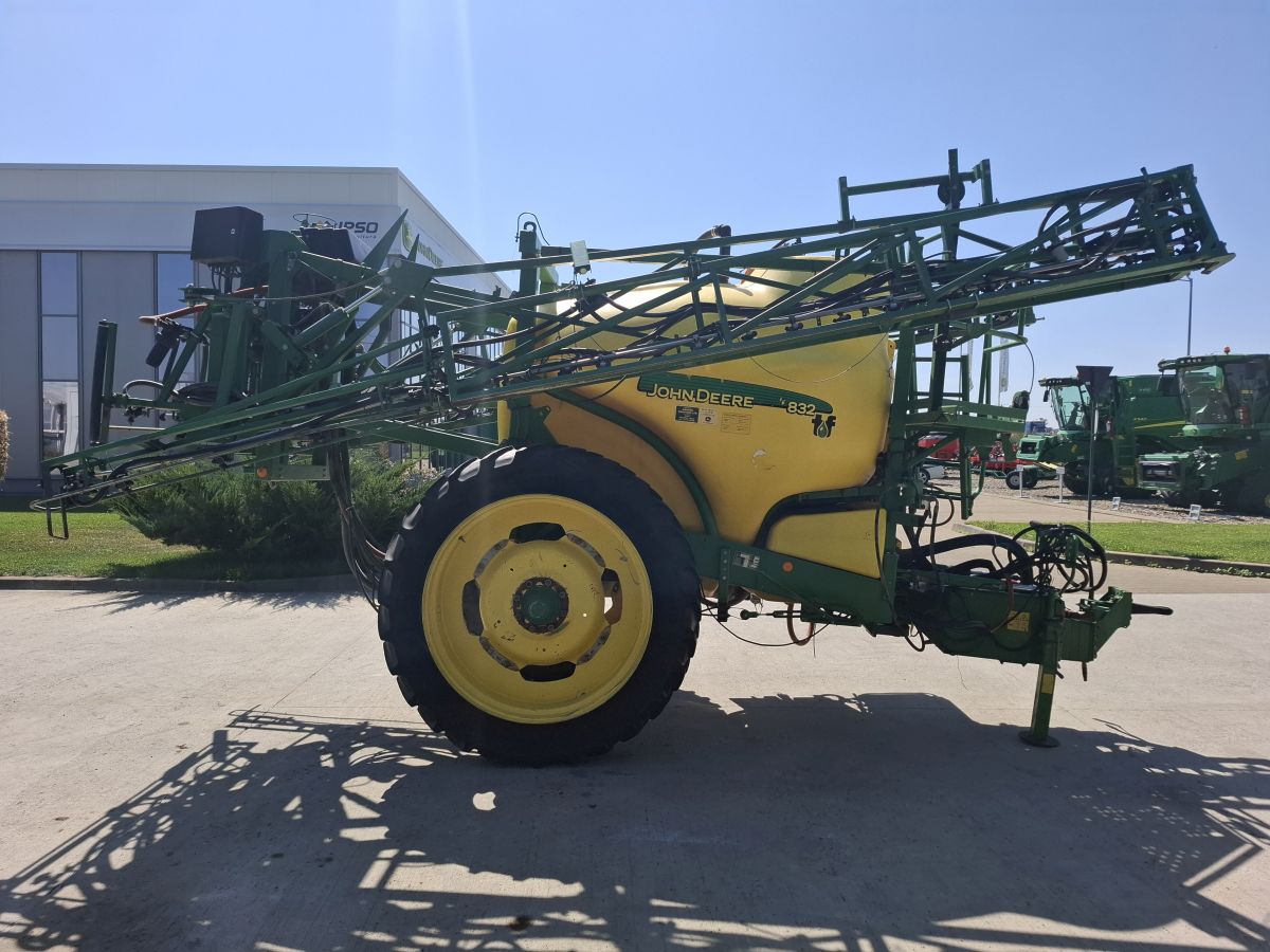 Sprayer tractat John Deere 832