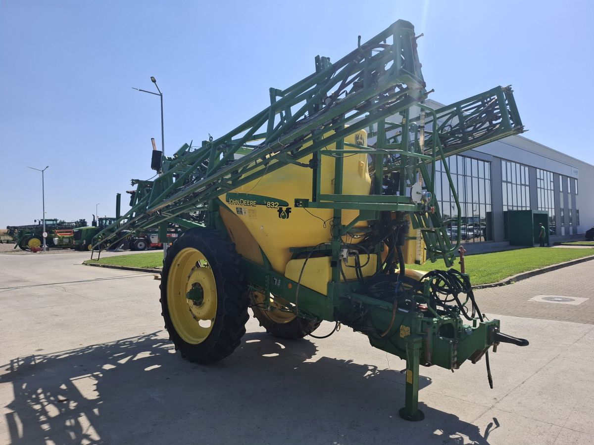 Sprayer tractat John Deere 832