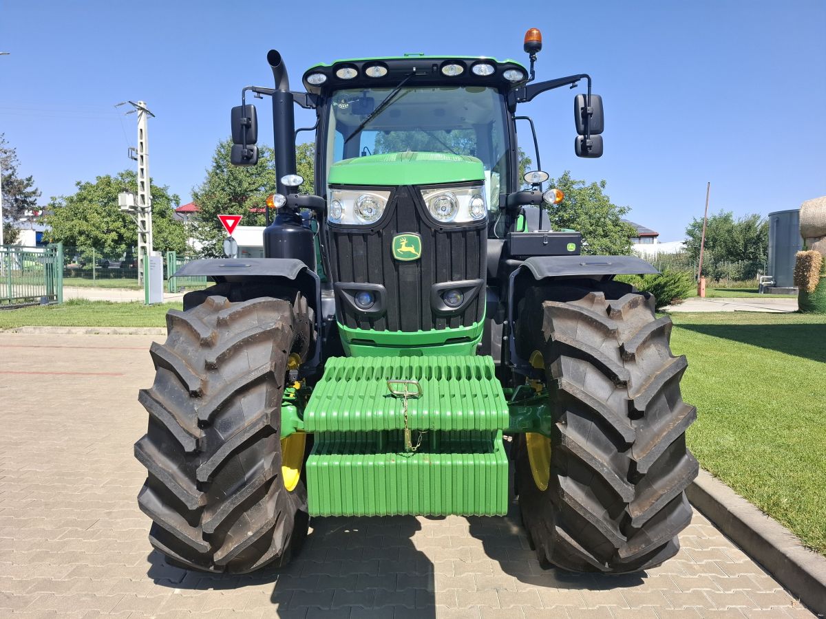 John Deere 6215R