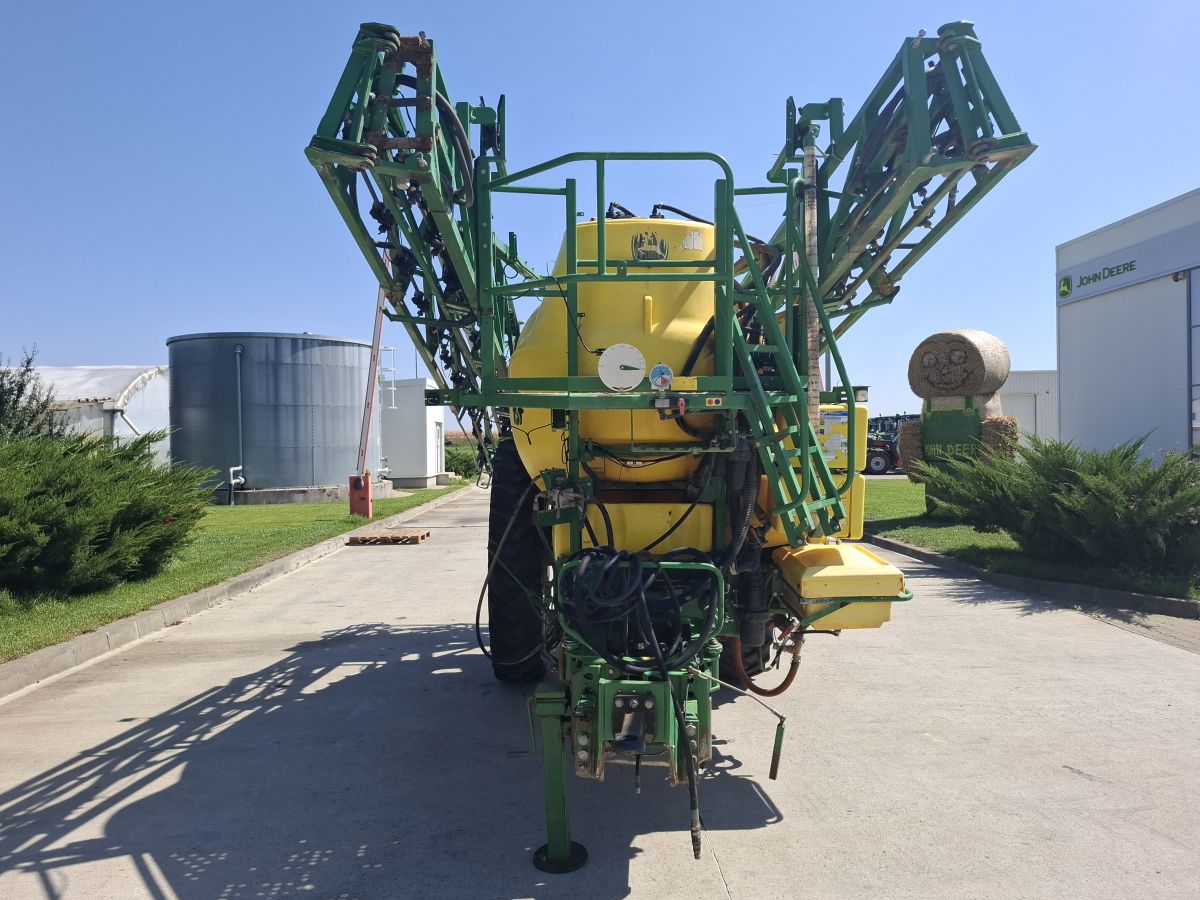 Sprayer tractat John Deere 832