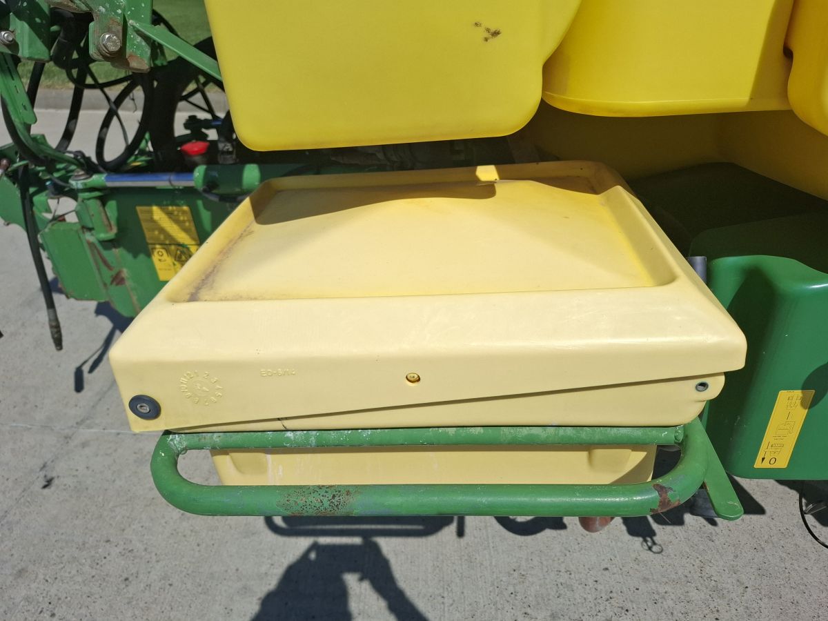 Sprayer tractat John Deere 832