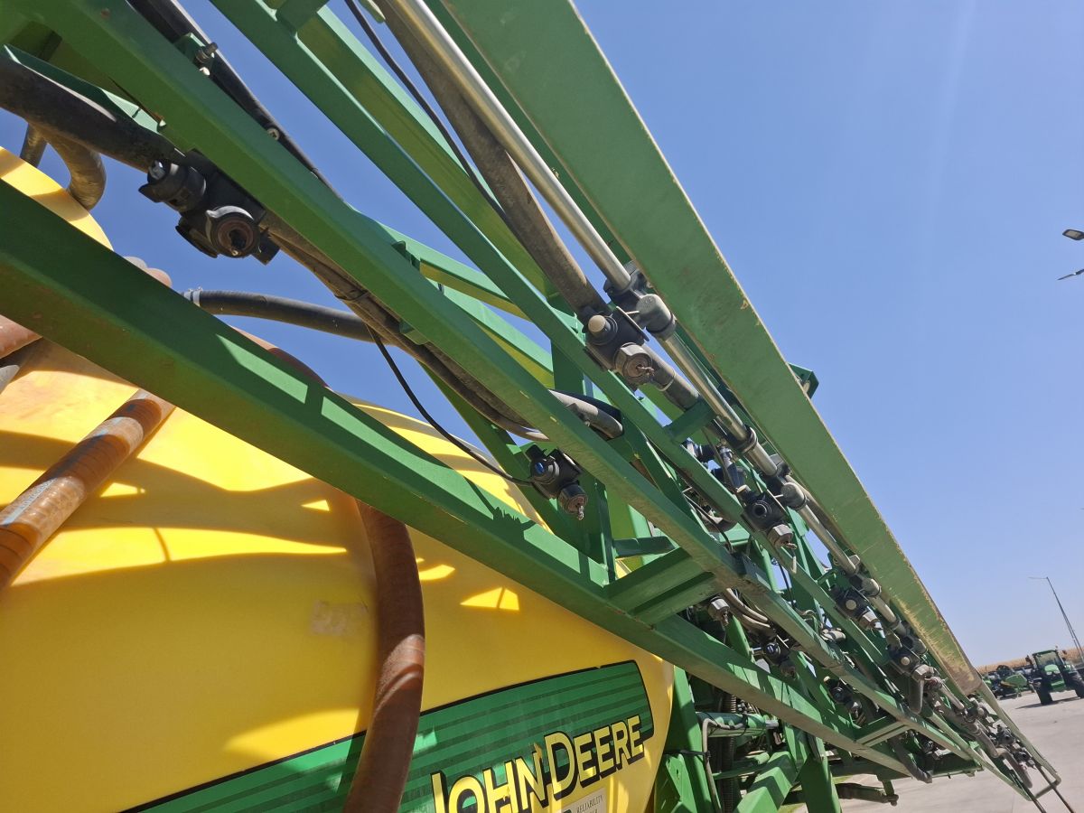 Sprayer tractat John Deere 832