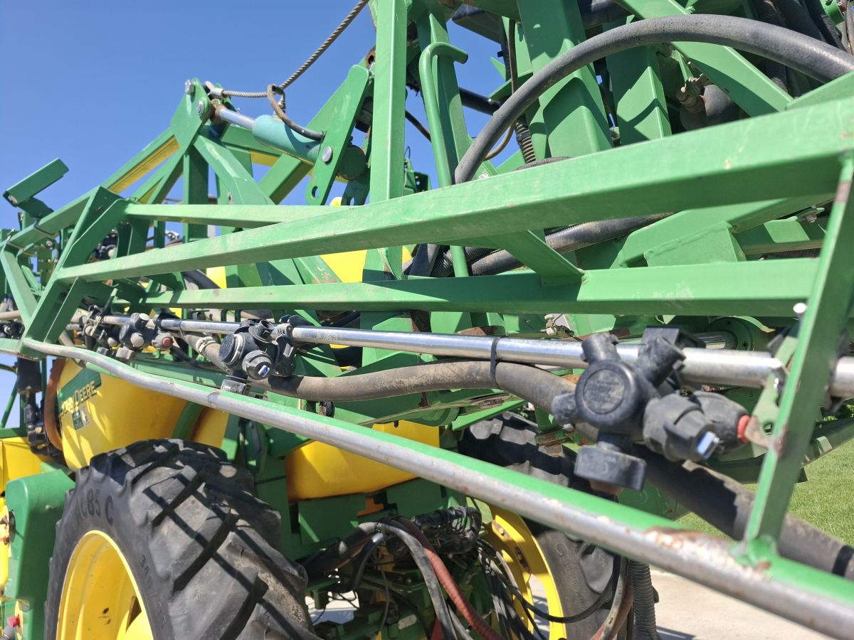 Sprayer tractat John Deere 832