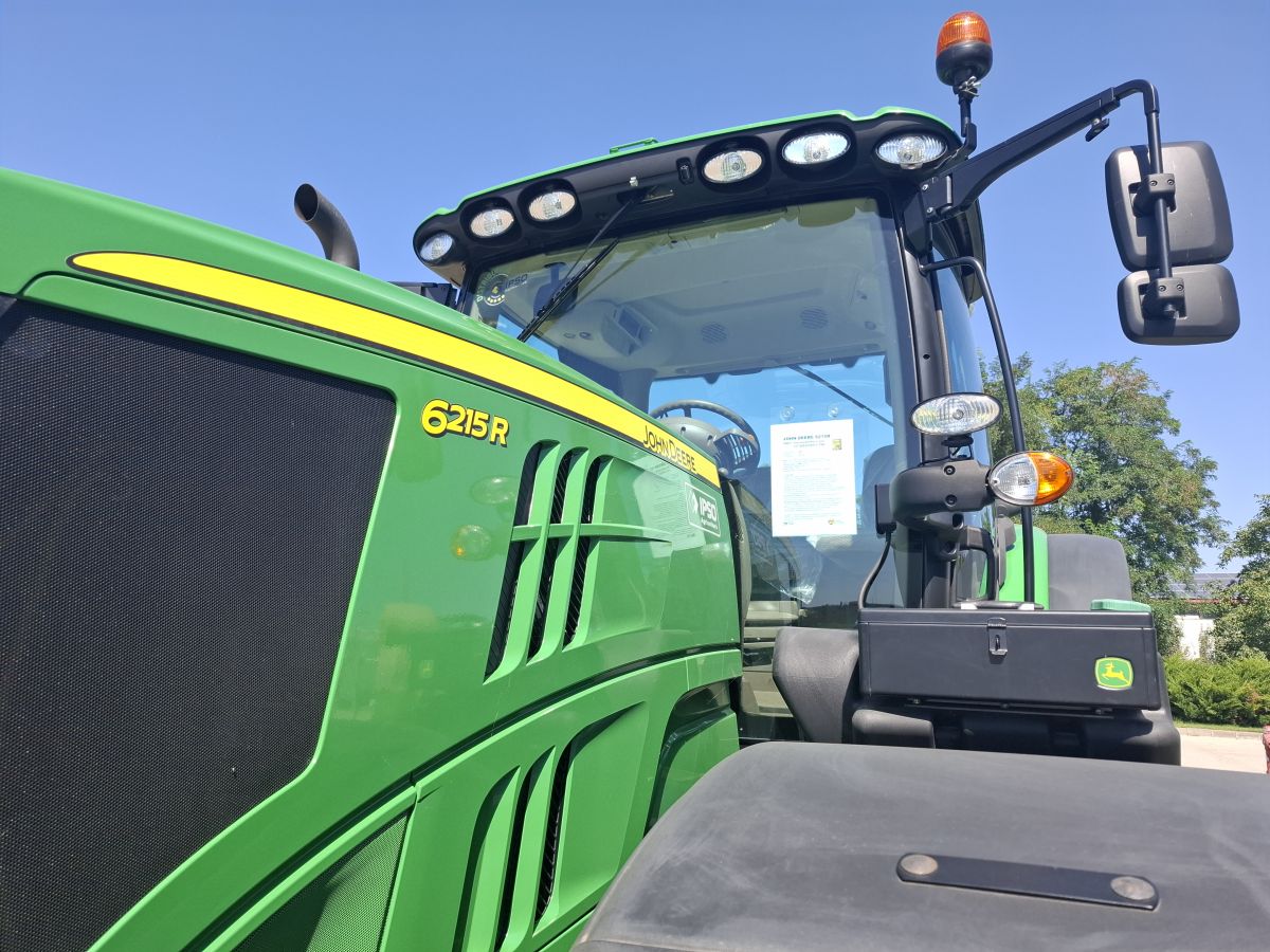 John Deere 6215R