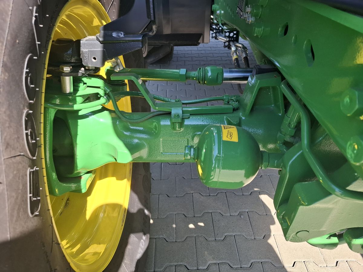 John Deere 6215R