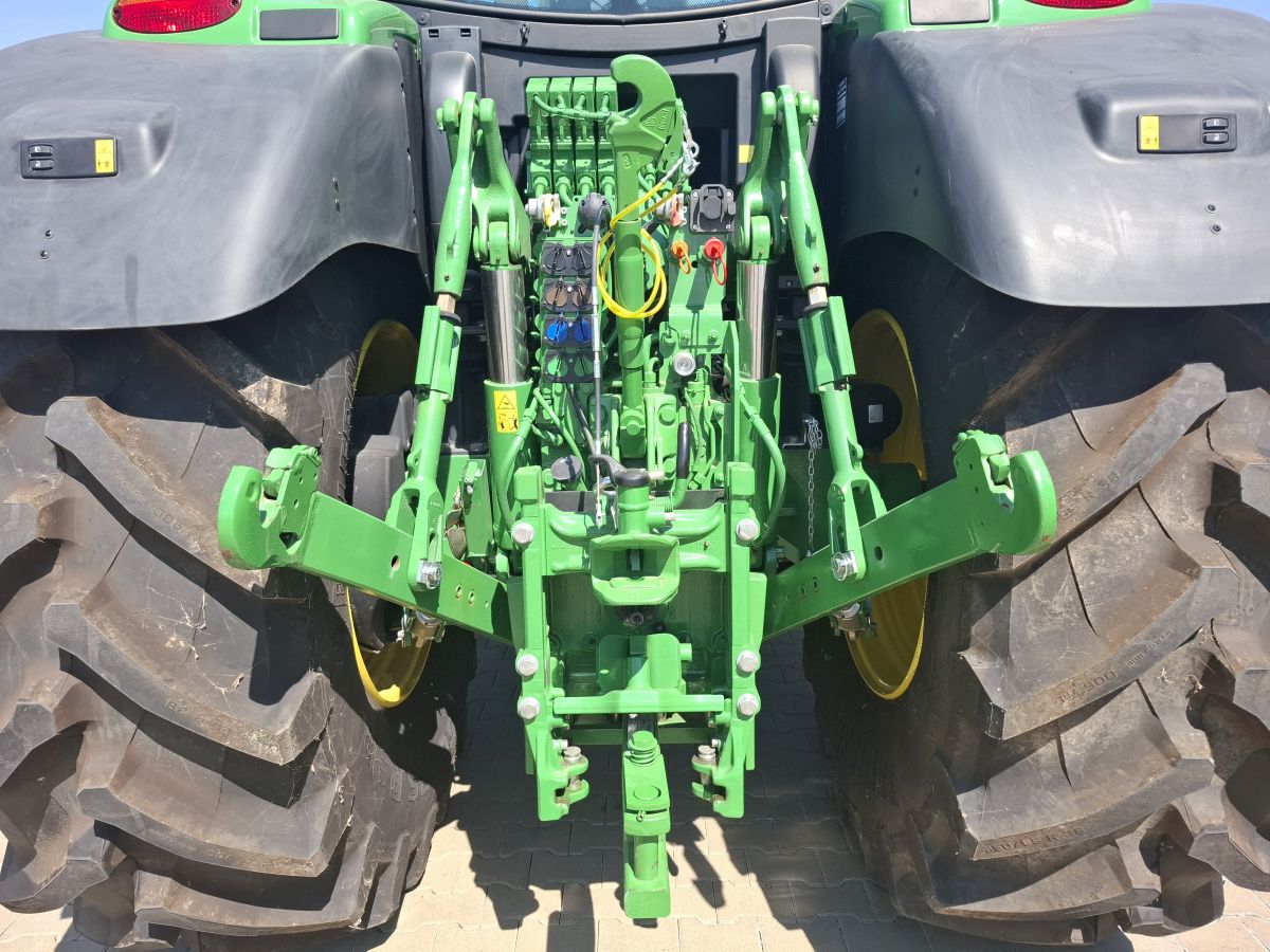 John Deere 6215R