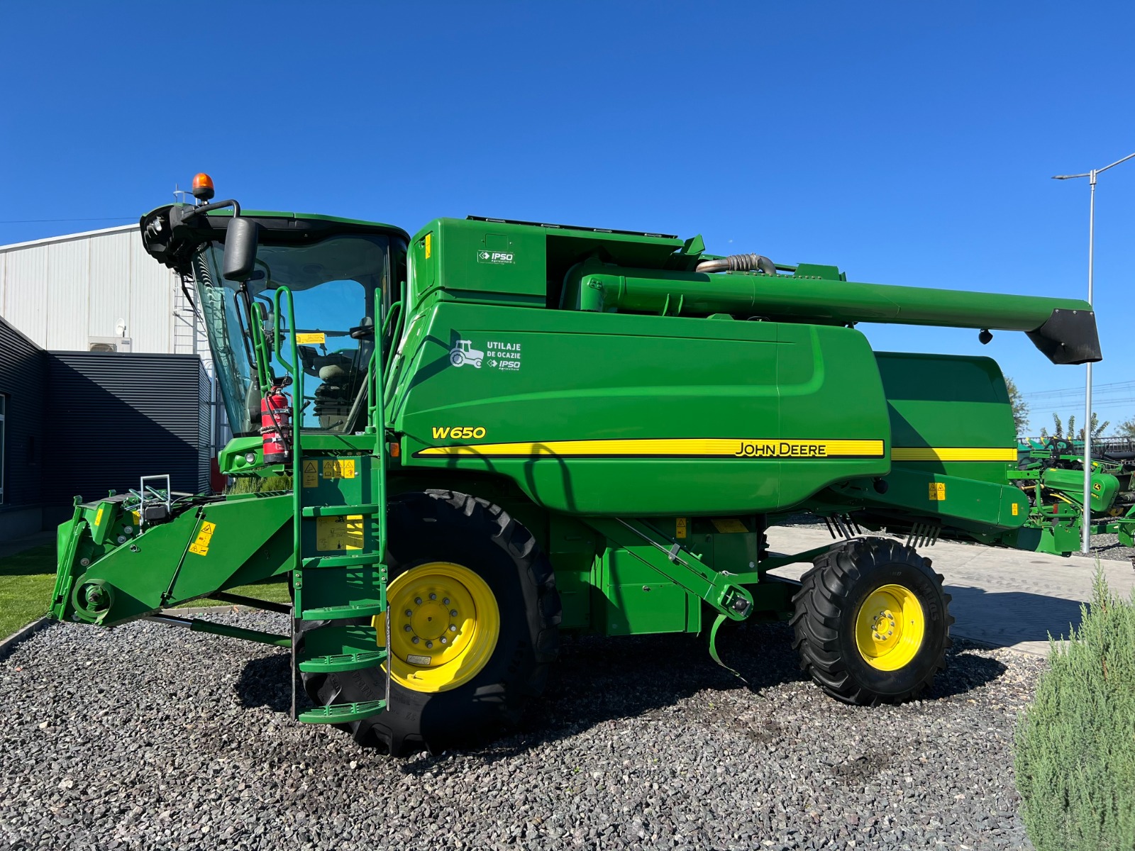 John Deere W650 + Header paioase