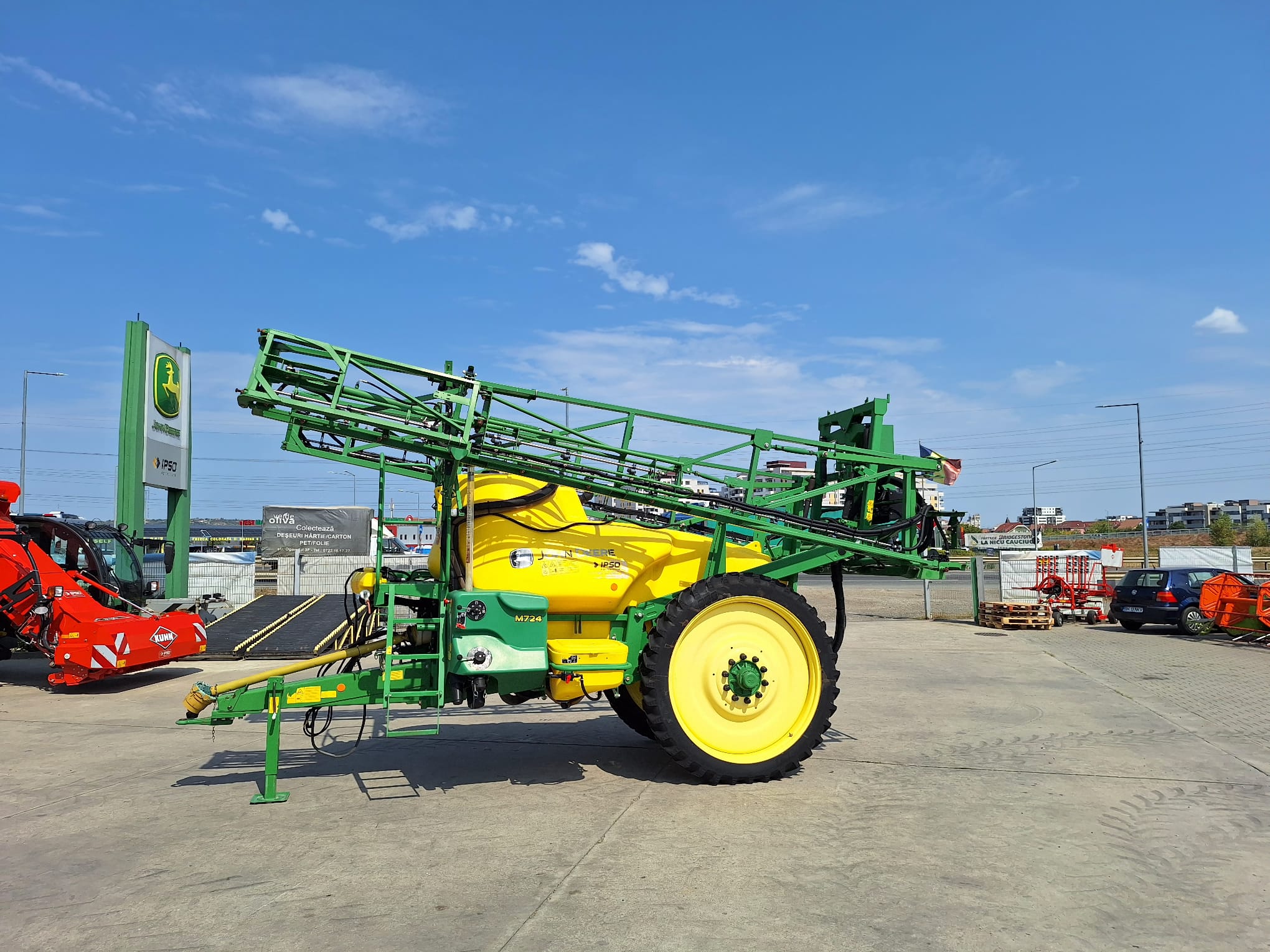 Sprayer tractat John Deere M724