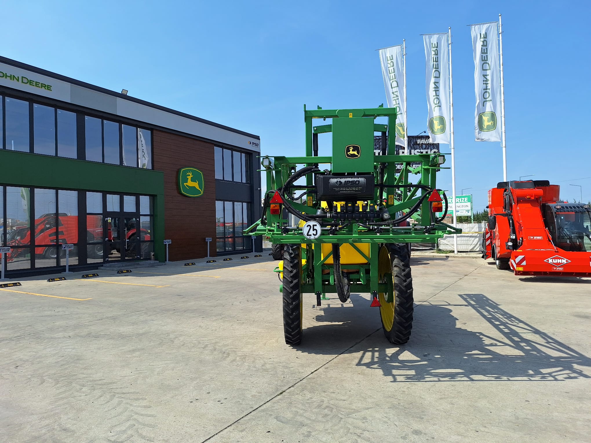 Sprayer tractat John Deere M724