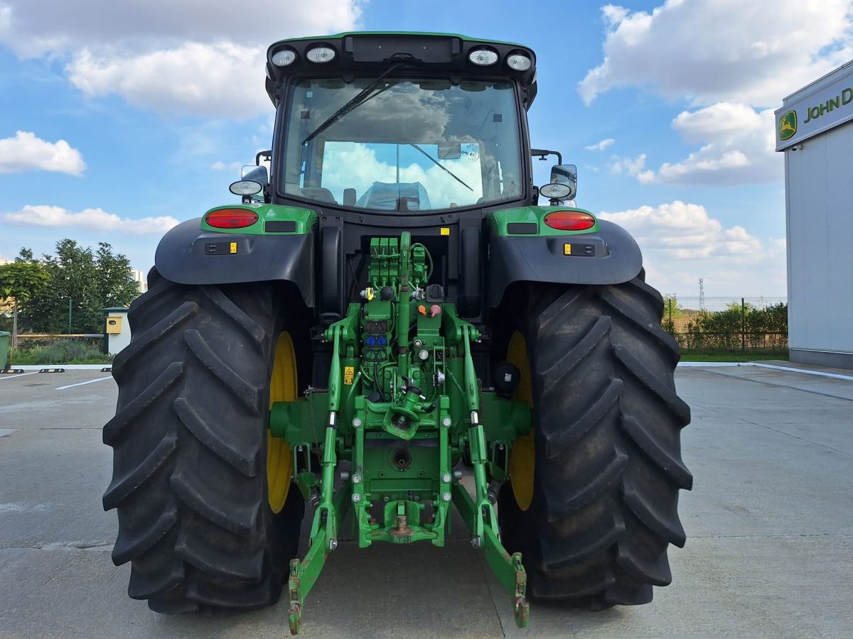 John Deere 6215R