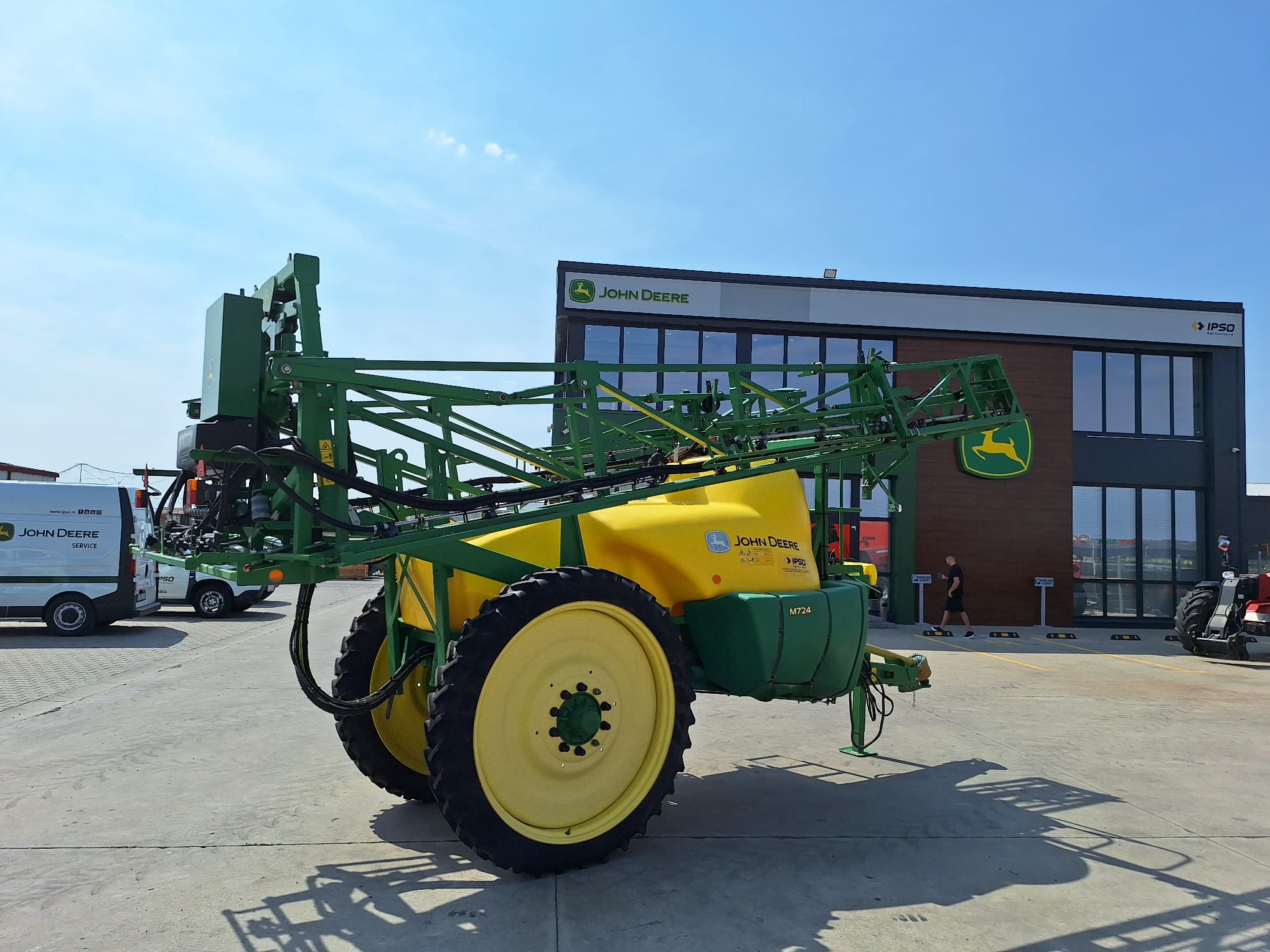 Sprayer tractat John Deere M724