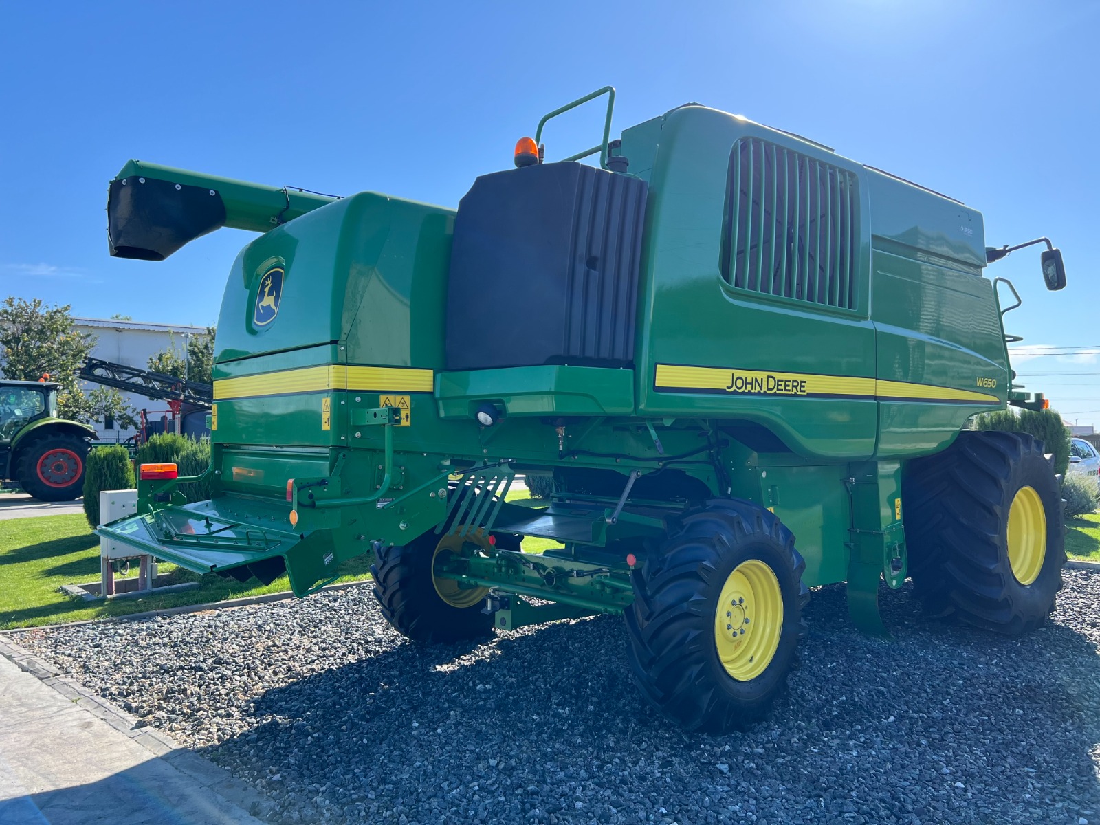 John Deere W650 + Header paioase