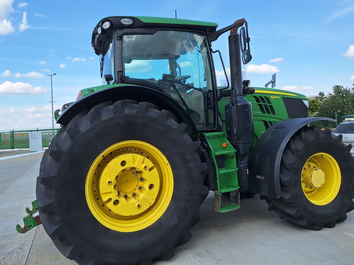 John Deere 6215R