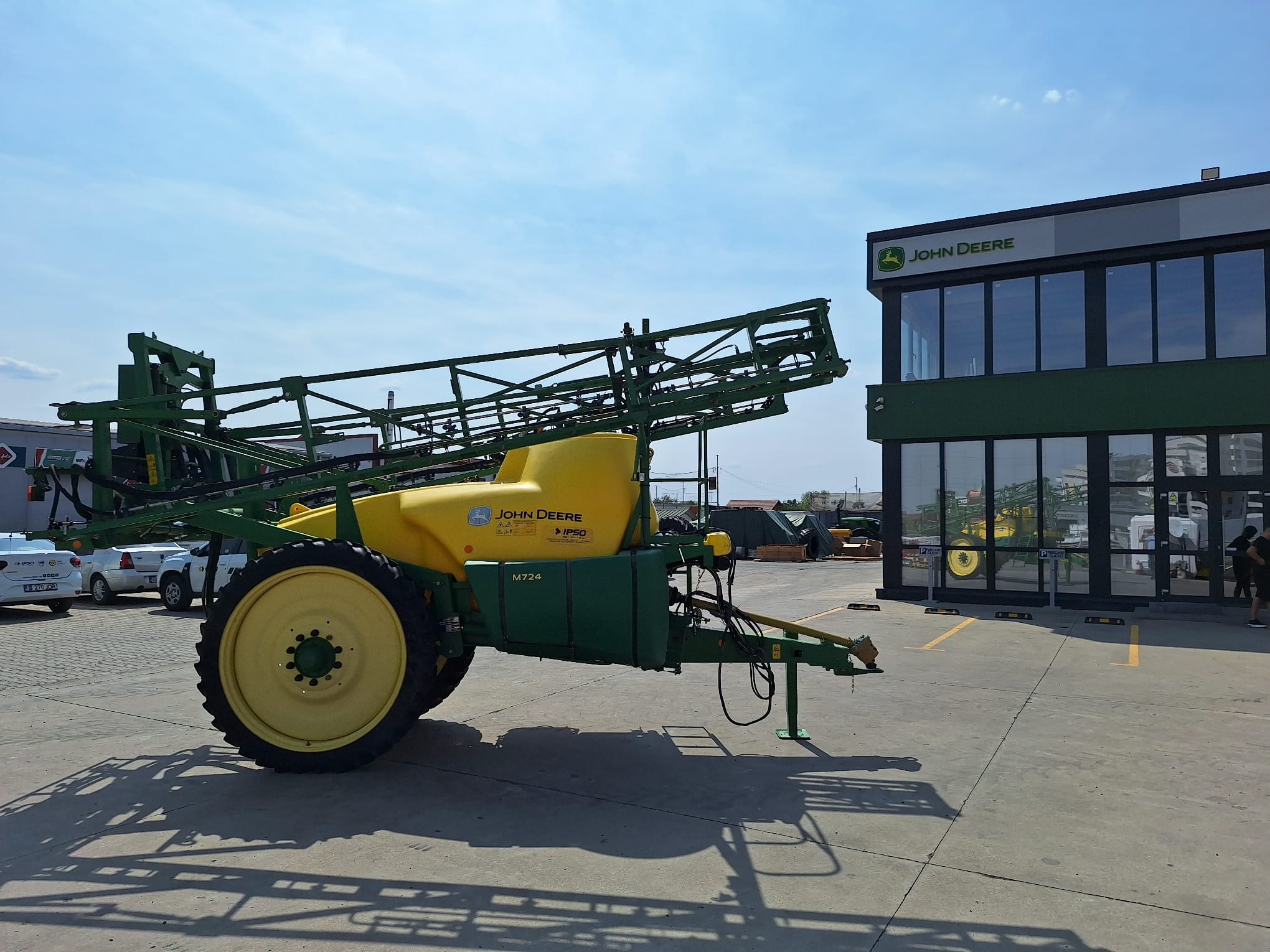 Sprayer tractat John Deere M724