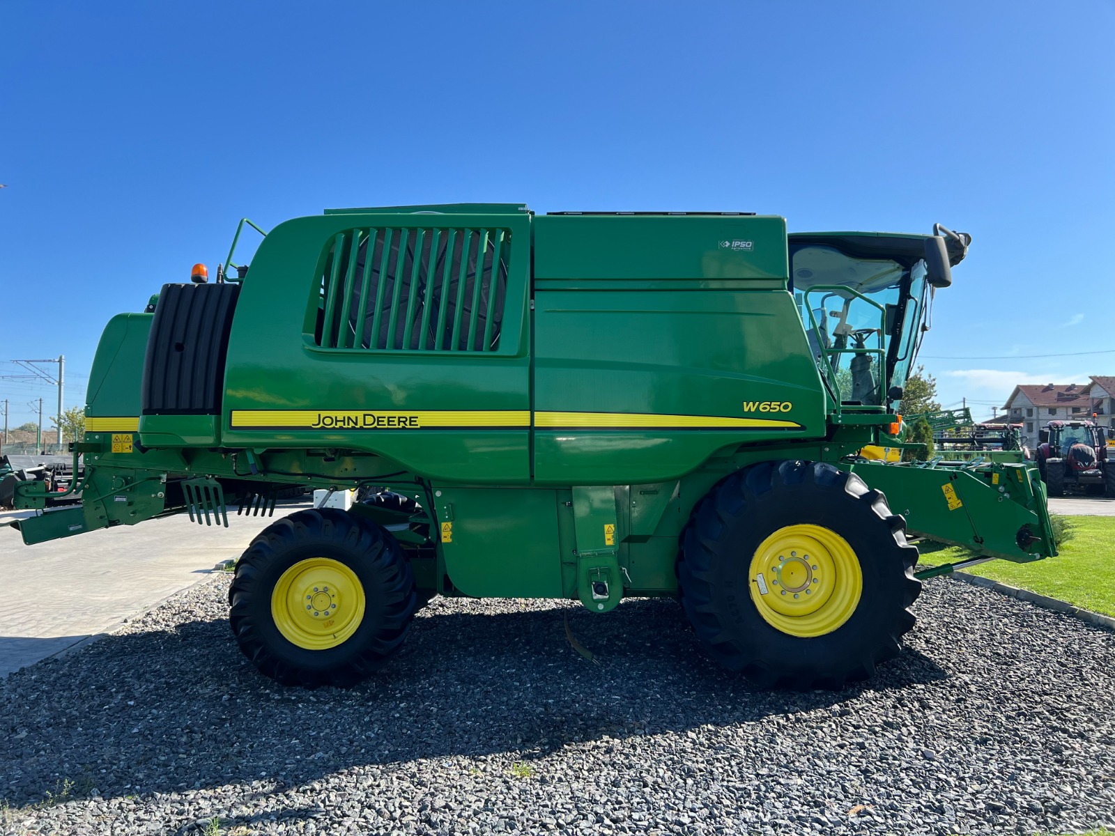 John Deere W650 + Header paioase