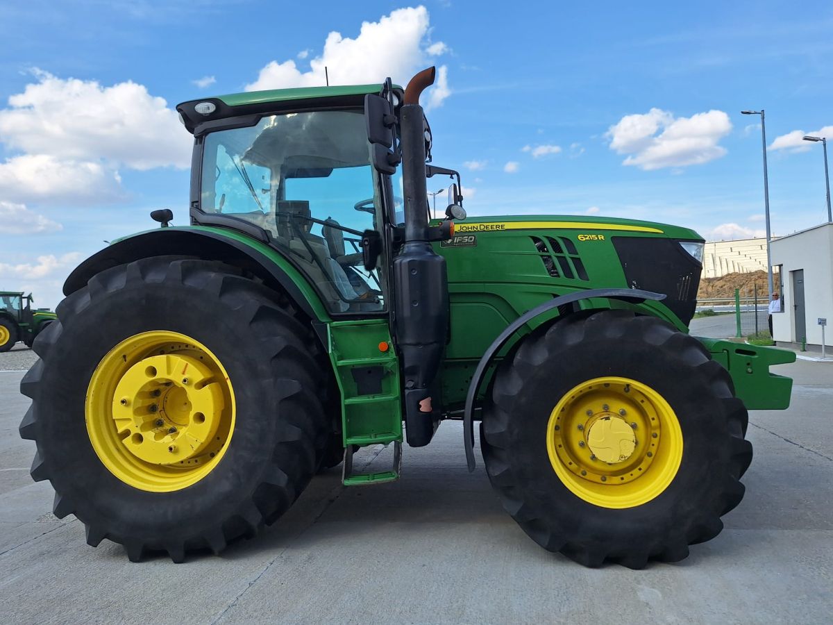 John Deere 6215R