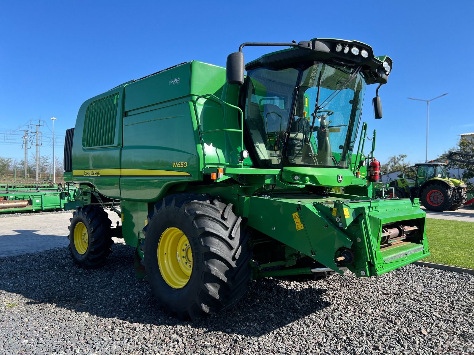 John Deere W650 + Header paioase