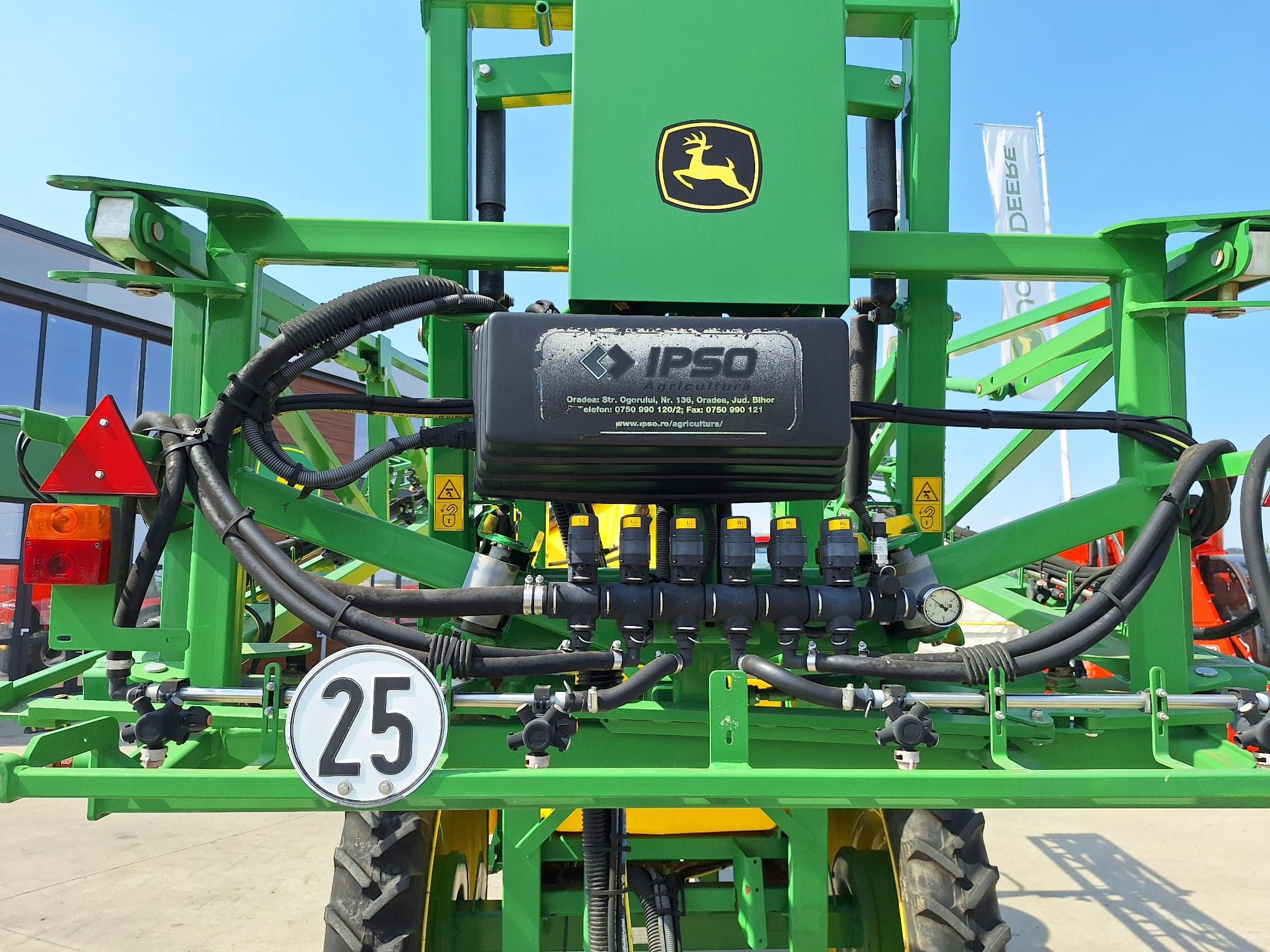 Sprayer tractat John Deere M724