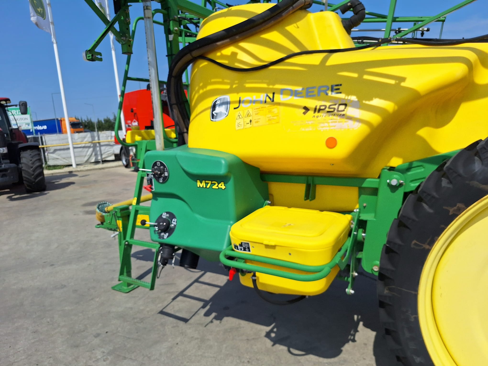 Sprayer tractat John Deere M724