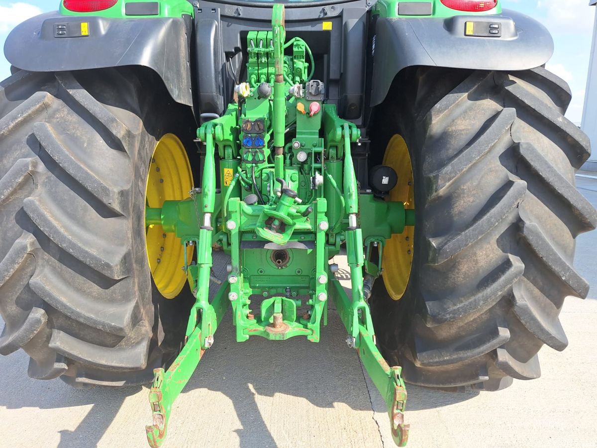 John Deere 6215R