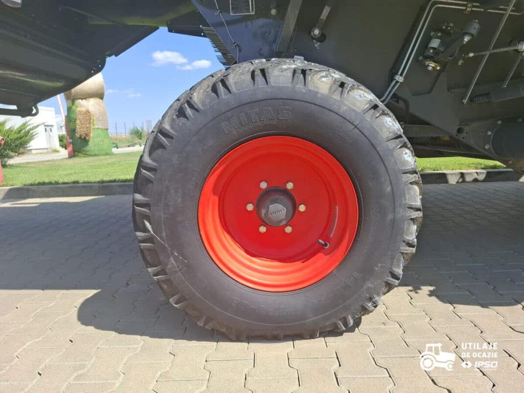 Claas Tucano 320 + Header paioase