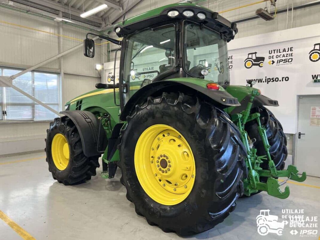 John Deere 8260R