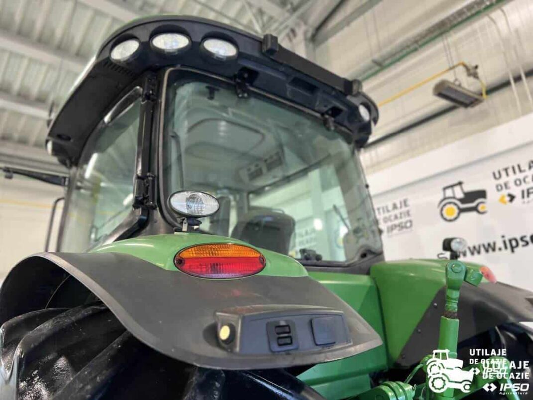 John Deere 8260R